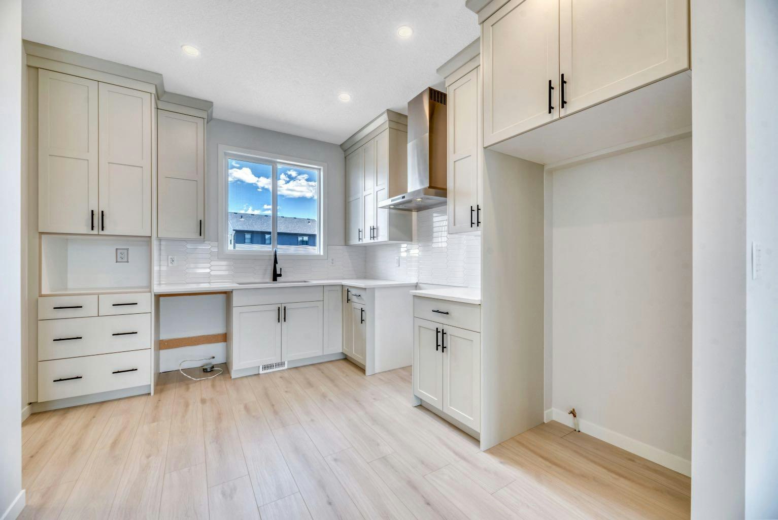 28 Mitchell Way NW, Calgary, AB, T3R 2G2