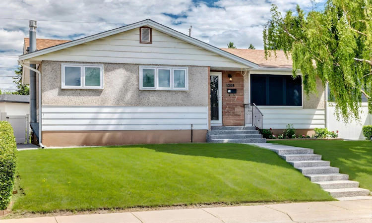 1208 Mackid Road NE