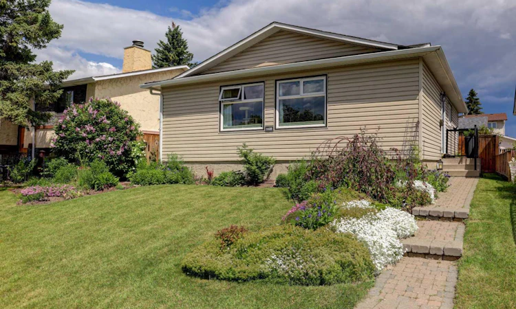 148 Rundlecairn Rise NE
