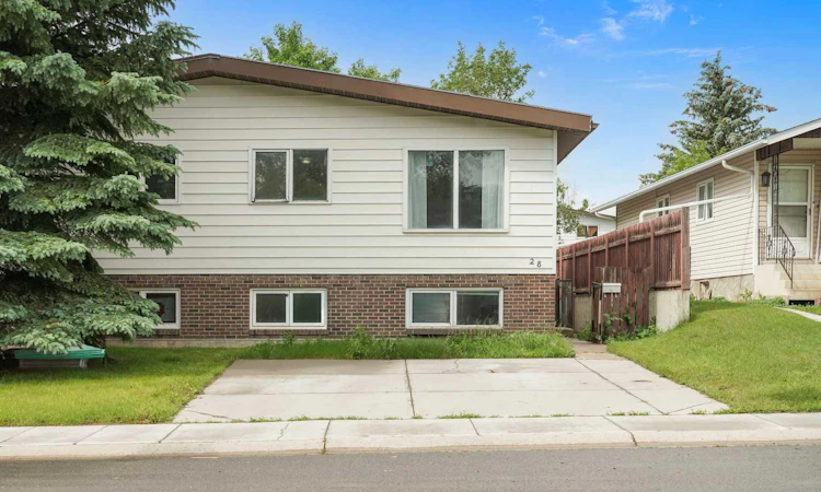 28 Cayuga Crescent W