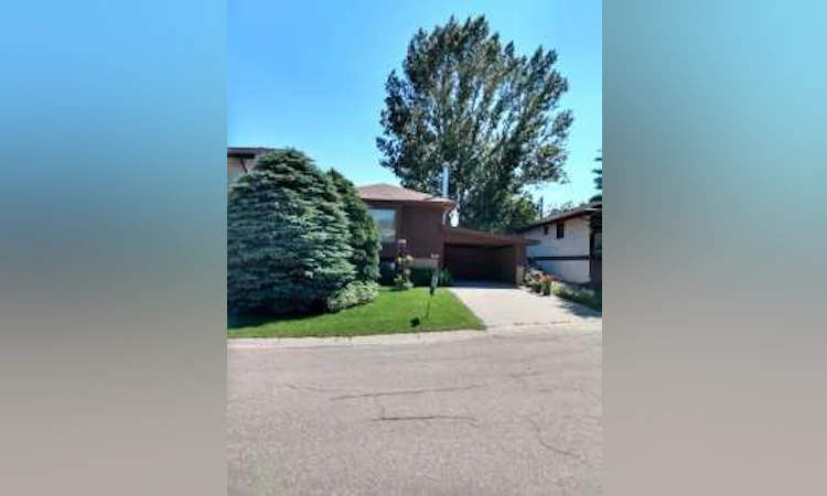 100 Doverglen Crescent SE