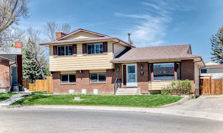 28 Rundlelawn Place NE