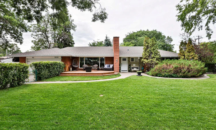 1808 12 Avenue S