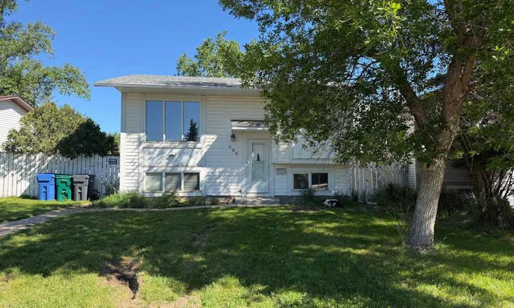898 Red Crow Boulevard W