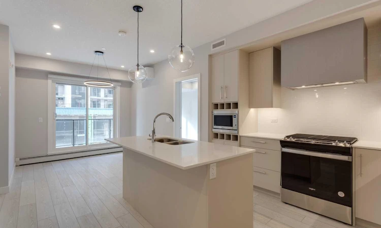 206-8370 Broadcast Avenue SW