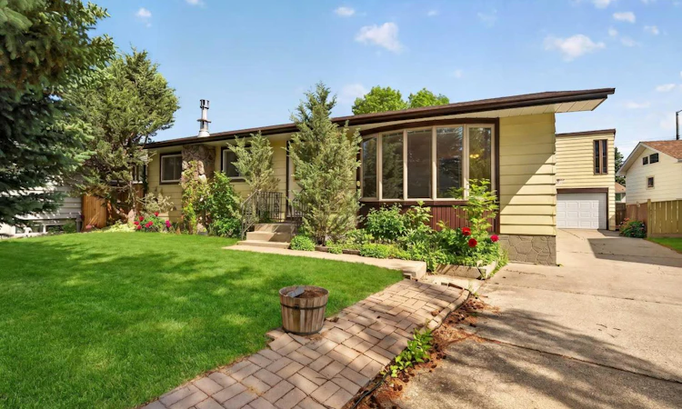135 Huntcroft Way NE