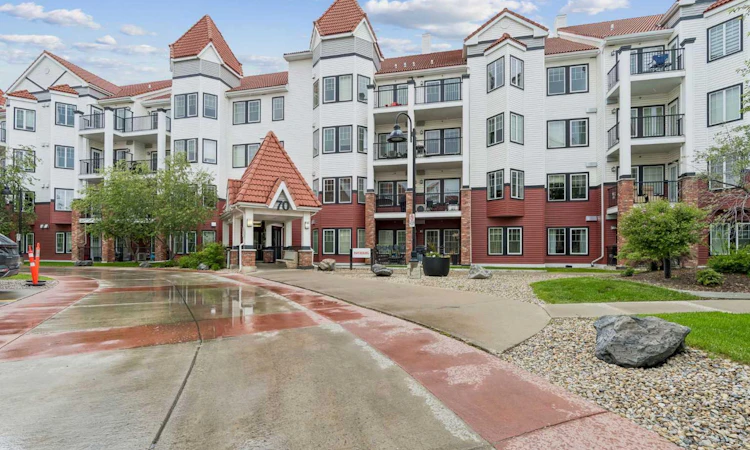 216-70 Royal Oak Plaza NW