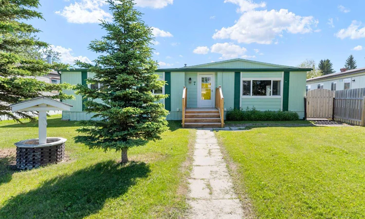7 Tamarack Crescent NW