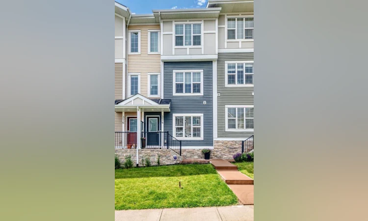 374 Nolancrest Heights NW