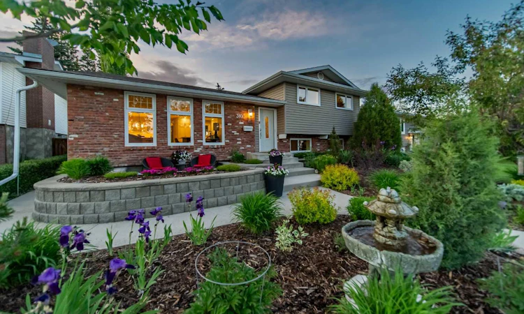 310 Silver Ridge Crescent NW
