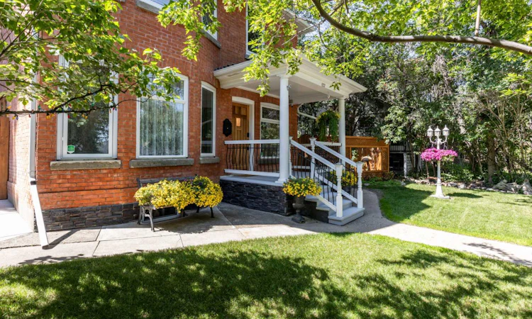 127 1 Street SW