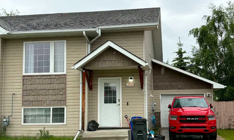 832 10 Ave