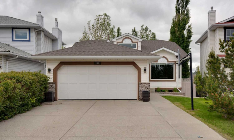 137 Arbour Ridge Circle NW