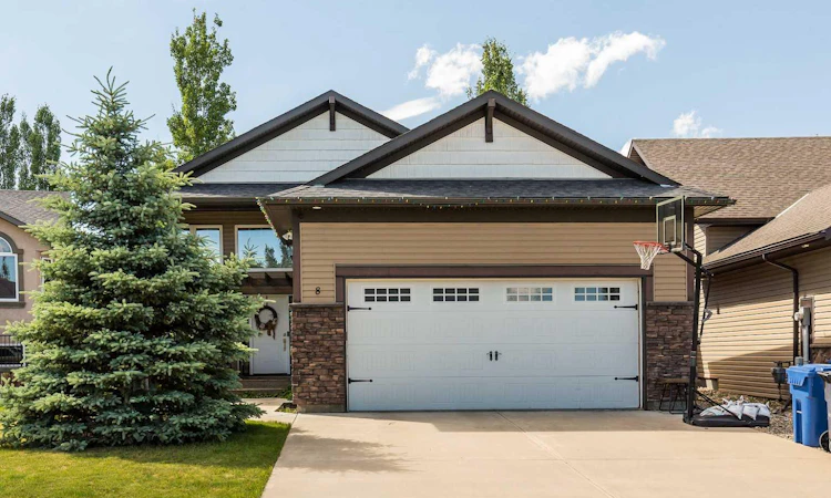 8 Riverton Crescent W