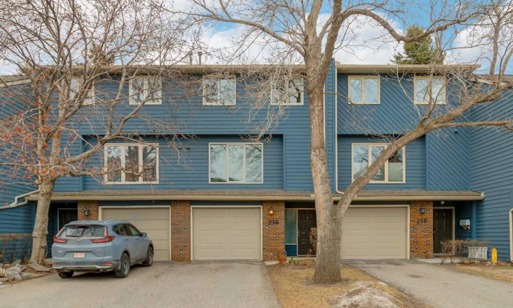 256 Point Mckay Terrace NW
