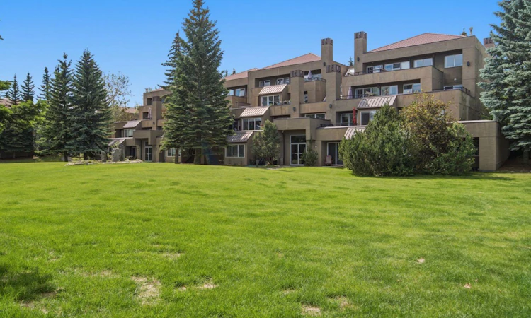 10-215 Village Terrace SW