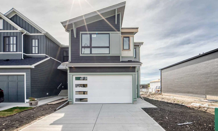 102 Rochester Crescent NW