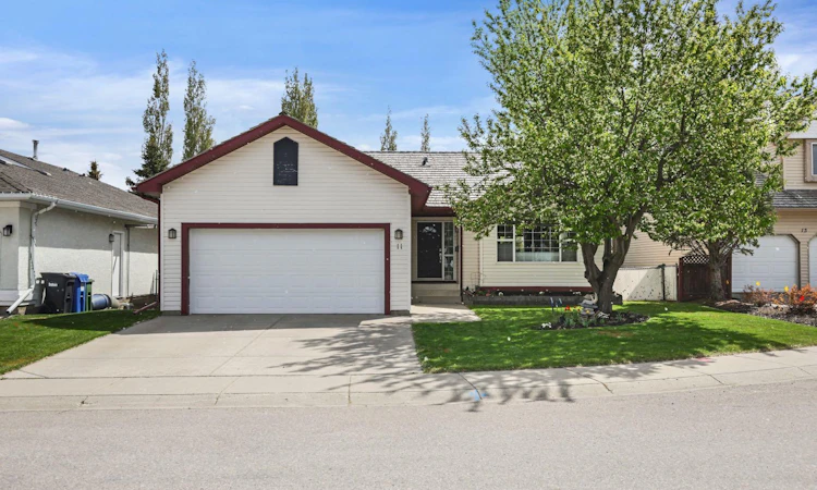 11 Strathmore Lakes Crescent