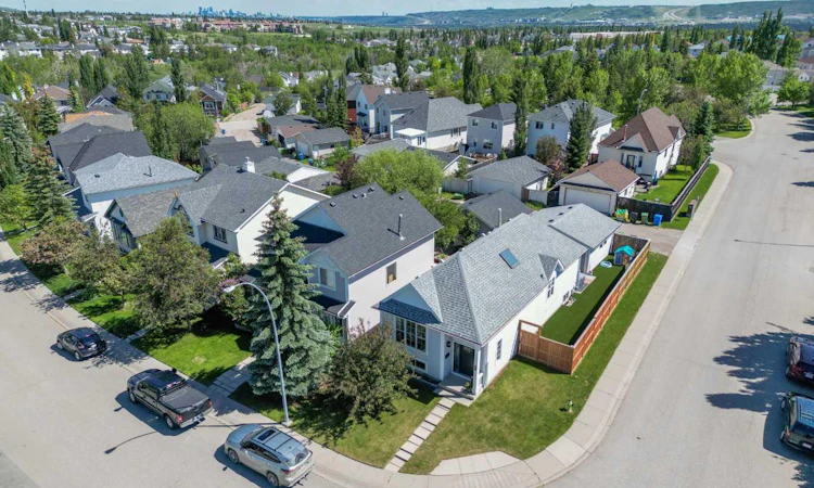 7 Tuscany Valley Road NW