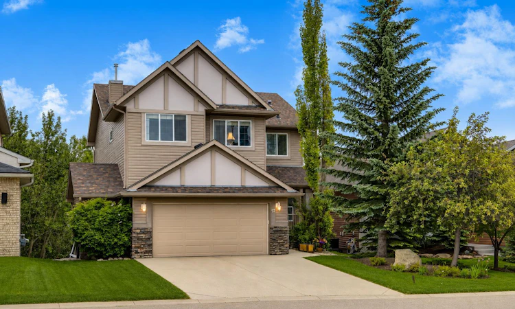 77 Royal Highland Road NW