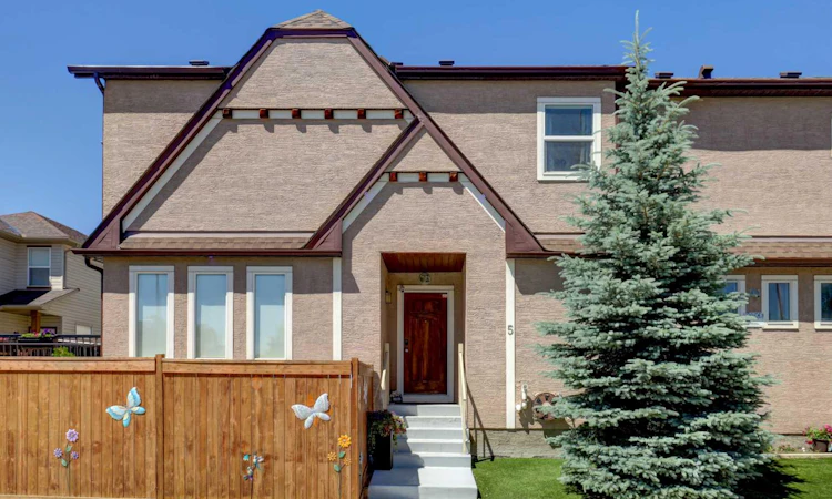 5 Covecreek Mews NE
