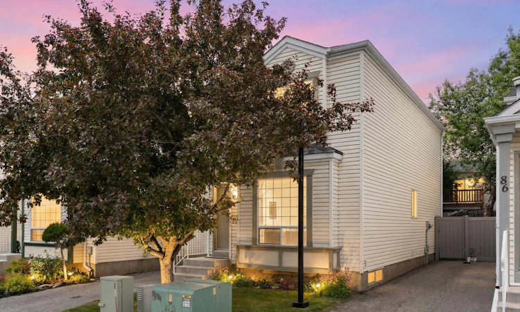 82 Coventry Lane NE