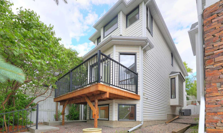 1908 30 Avenue SW