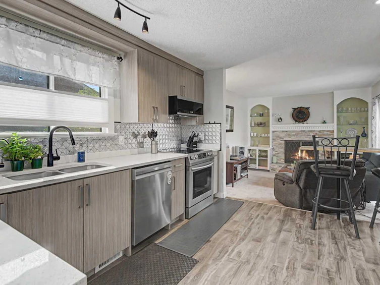 304 Shawcliffe Circle SW, Calgary, AB, T2Y 1A4 - 7