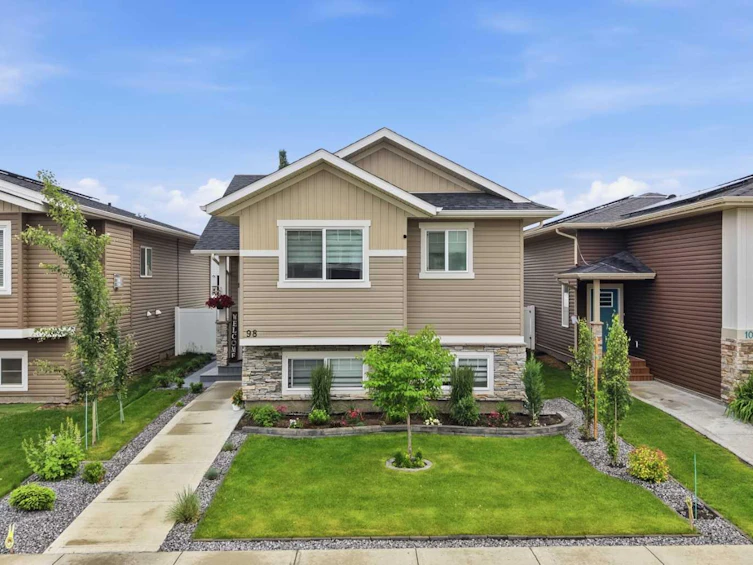 98 Livingston Close, Red Deer, AB, T4R 0S8
