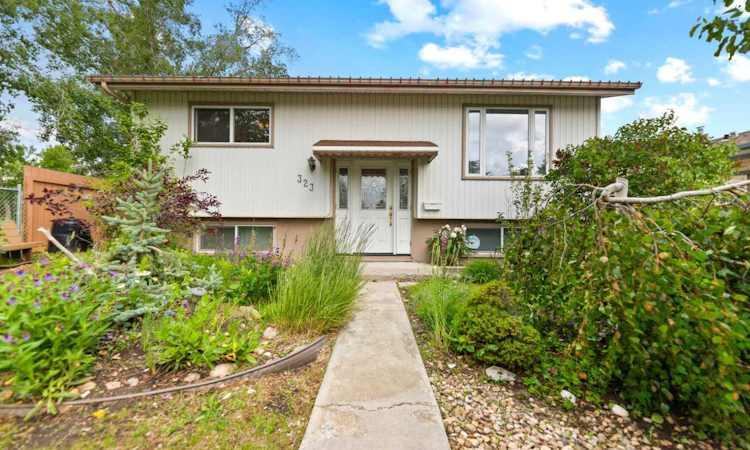 323 Maddock Crescent NE