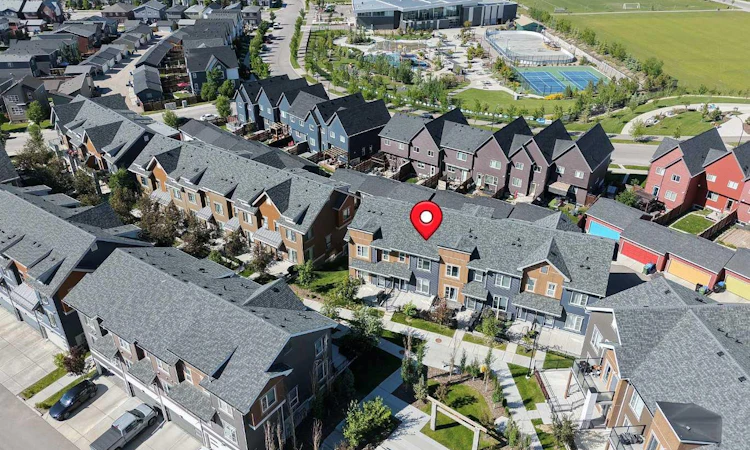 156 Livingston Common NE