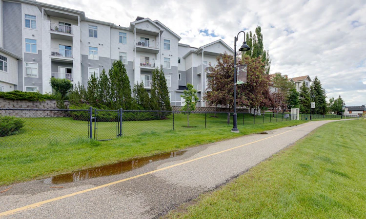 101-8 Country Village Bay NE