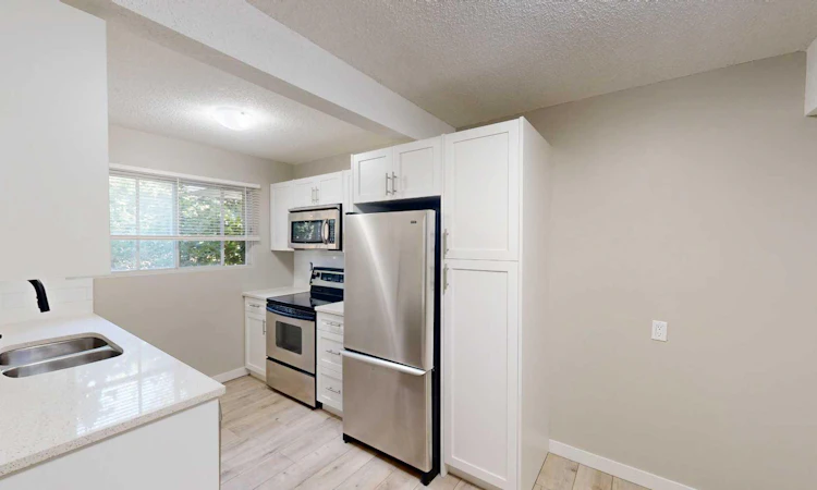 10-115 Lafayette Boulevard W