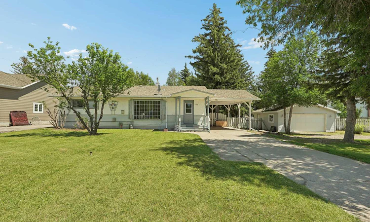 736 2 Street W