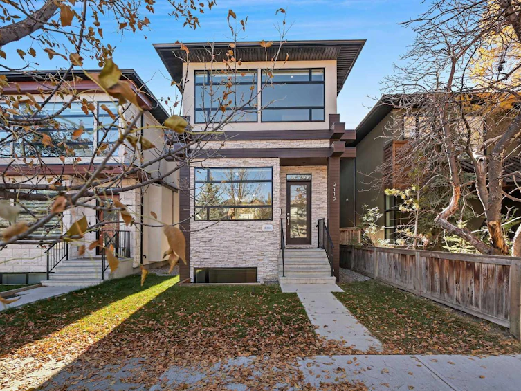 2115 Bowness Road NW, Calgary, AB, T2N 3L2