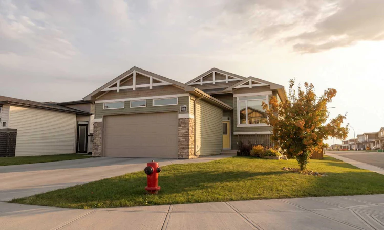 318 Lynx Road N