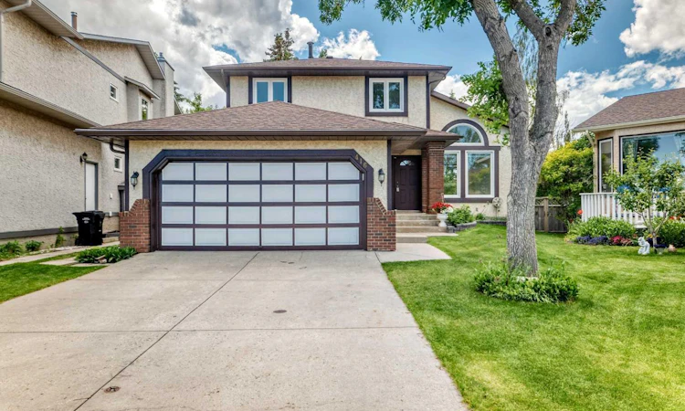 416 Hawkhill Place NW