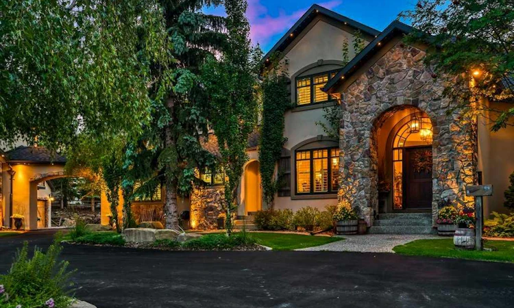 55 Bearspaw View