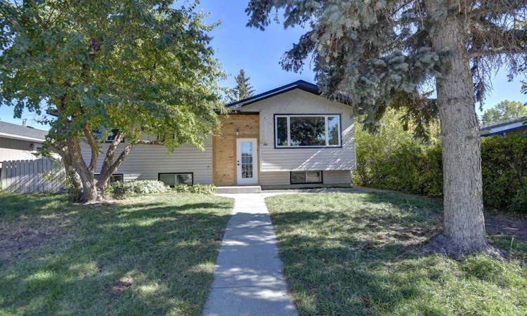 205 Allan Crescent SE