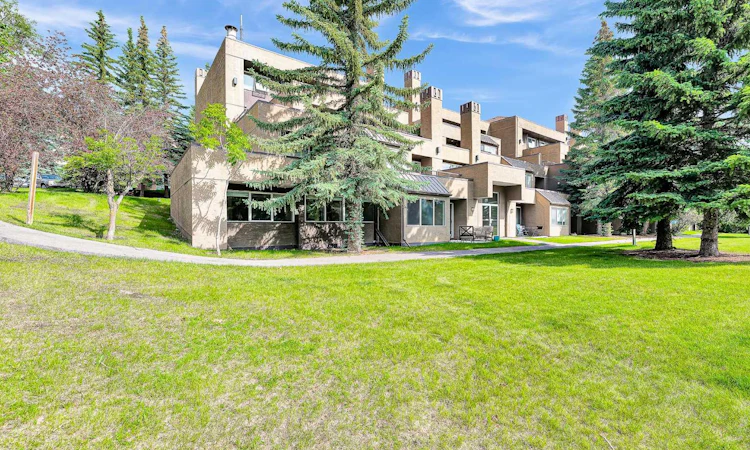 1-108 Village Heights SW