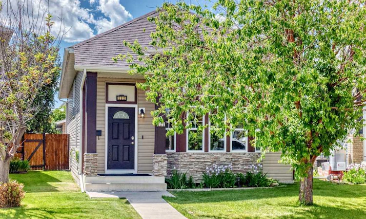 222 Covewood Close NE