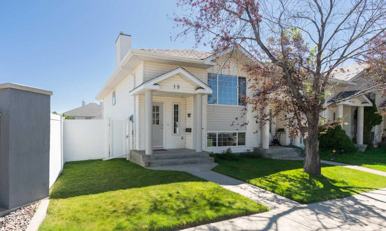 19 Chilcotin Lane W