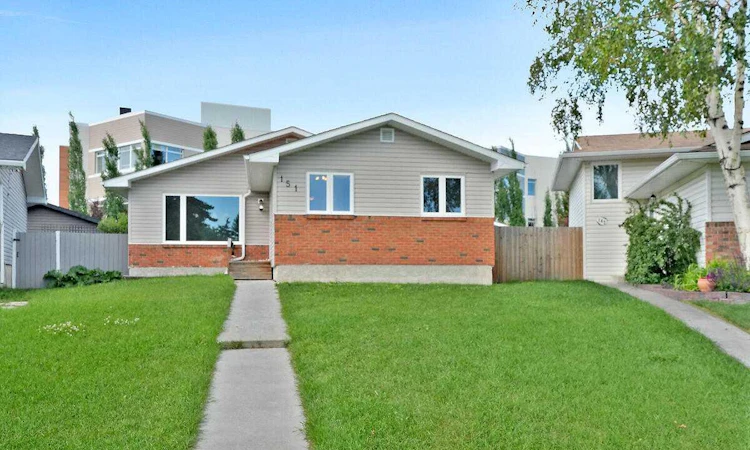 151 Midlawn Close SE