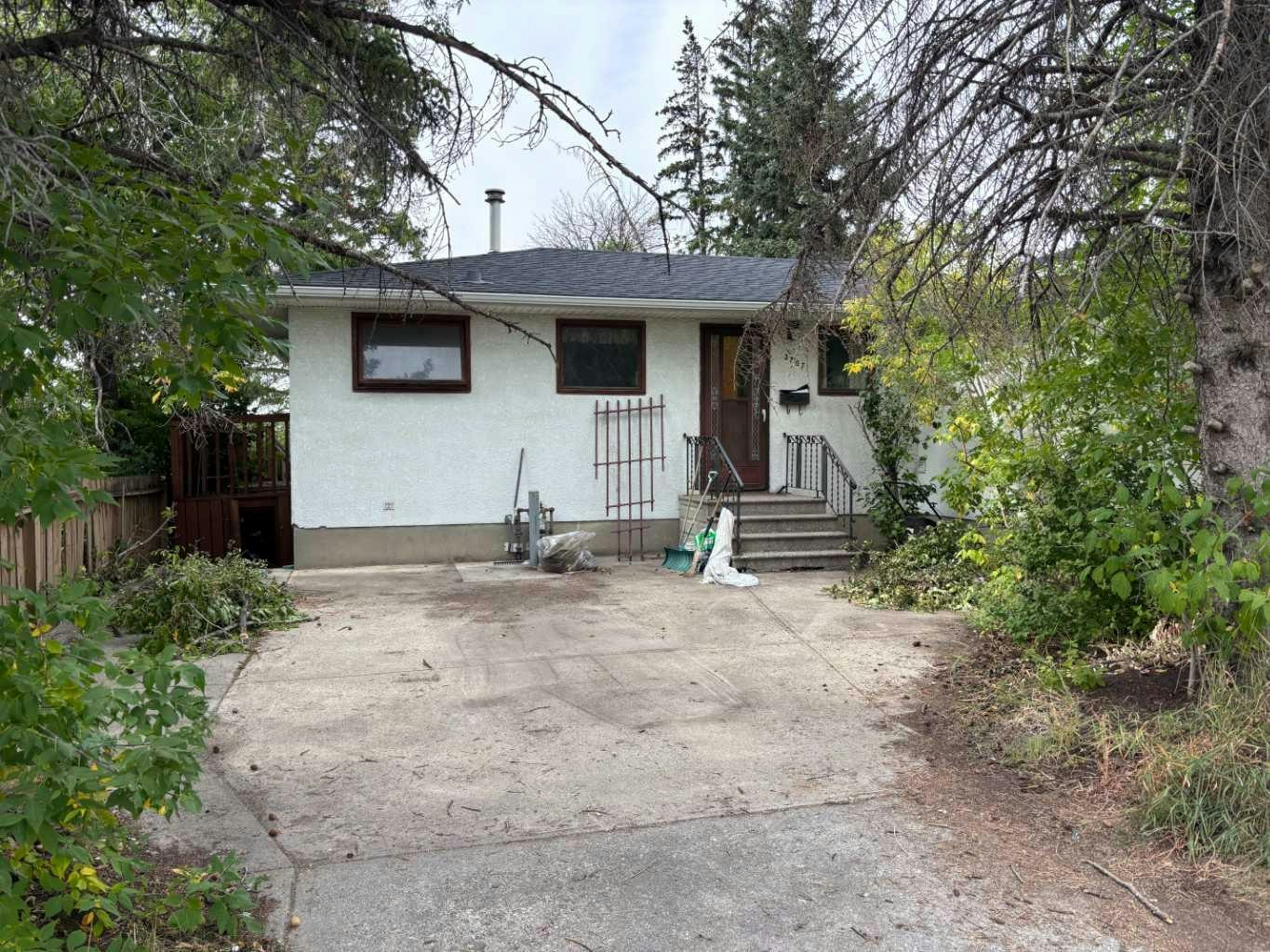 3207 Castle Road NW, Calgary, AB, T2M 4K6