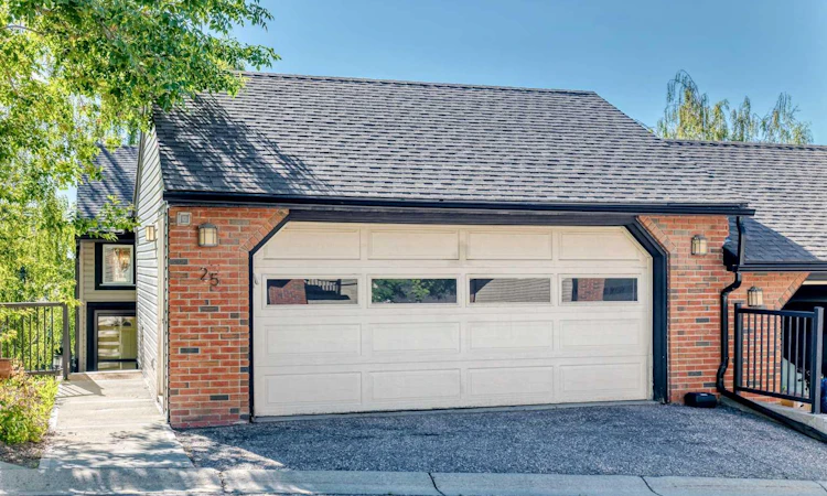 25-448 Strathcona Drive SW