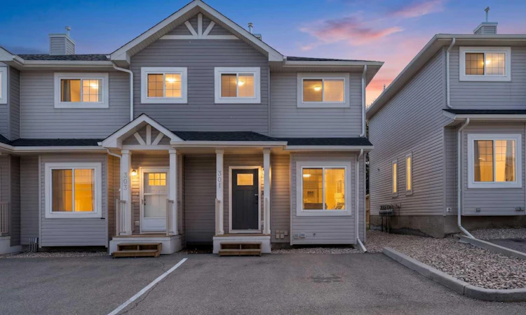301 Strathaven Mews