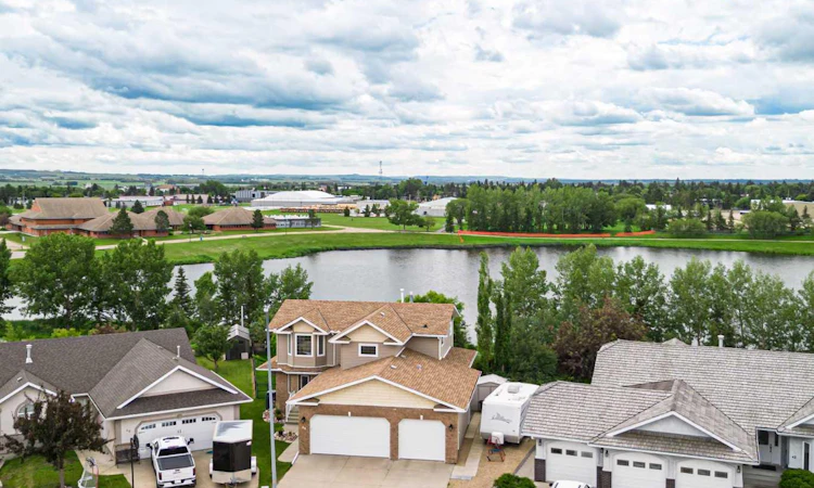 44 Lakes Close