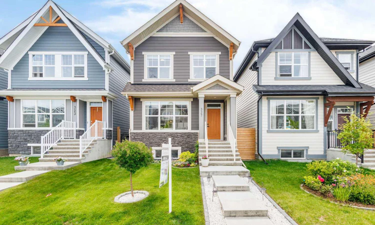 327 Masters Row SE