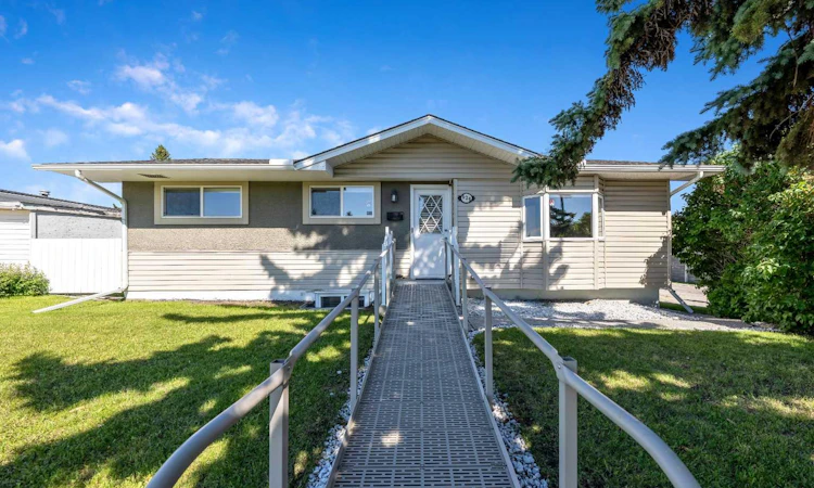 629 Agate Crescent SE