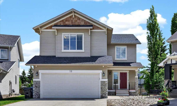18 Cougarstone Bay SW